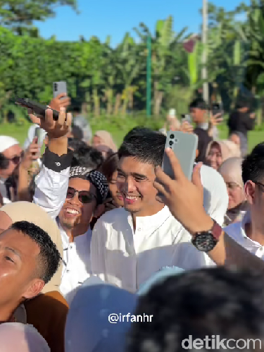 Viral Duta Sheila On 7 Diserbu Emak-emak Usai Salat Ied, Ini Cerita di Baliknya