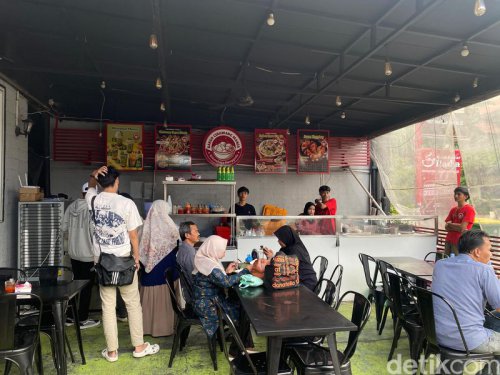 1. Didirikan oleh Mantan TKI Timur Tengah, , 2. Cirawang Super Manja, , Cek Menu Lainnya di Halaman Berikutnya!,             		         , 3. Cirawang Manja dan Bakso Super Manja, , 4. Kriuk Manja dan Urat Koyor Oseng, Bakso Cirawang Manja : Pedas Seuhah! Bakso Aci Tulang Rangu Pakai Sambal Kacang Medok
