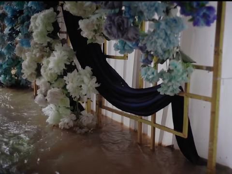 Pernikahan Viral Tempat Resepsi Kebanjiran, Pengantin Pingsan
