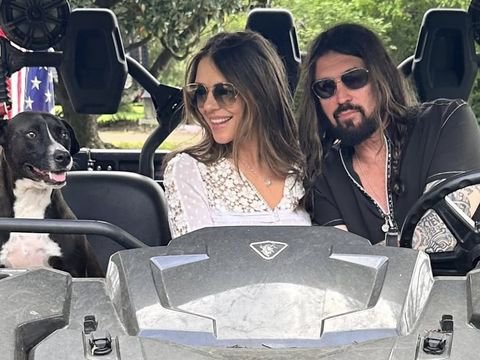 Elizabeth Hurley Makin Berani Pamer Kemesraan dengan Ayah Miley Cyrus