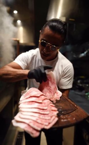 Salt Bae Bangkrut? Ini 5 Restoran Mewah Miliknya yang Ditutup