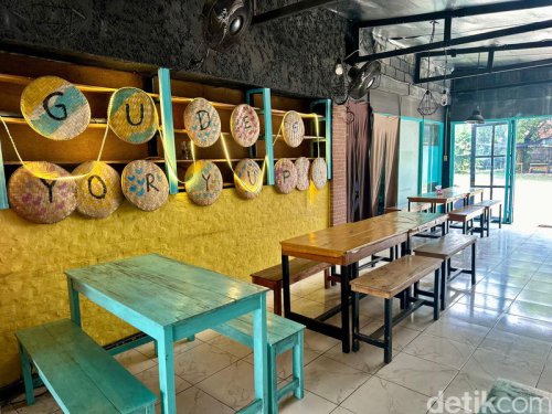   Dari Bantul 'diboyong' ke Depok, Nasi gudeg krecek mulai Rp 17 ribu, Sambal goreng krecek yang pedas dan areh yang gurih, Nasi gudeg koyor plus opor ayam yang miroso!, Pelengkap oseng mercon dan tahu tempe bacem, Gudeg Koyor Yu Par: Sedep Miroso! Gudeg Jogja Topping Koyor dan Opor Ayam