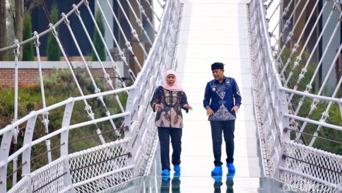 View-nya Bikin Takjub! Khofifah Ajak Wisatawan Coba Jembatan Kaca di Bromo