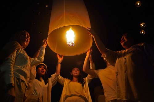 1. Aturan Resmi Protokol Kunjungan, 2. Simbol Kemurnian dan Kedamaian Batin, 3. Bentuk Penghormatan Tertinggi terhadap Kesakralan Ibadah, 4. Pembeda antara Umat Awam dan Para Bhikkhu, 5. Penghapusan Sekat Sosial (Simbol Kesetaraan), Kenapa Harus Pakai Baju Serba Putih Saat Nonton Festival Lampion Candi Borobudur?