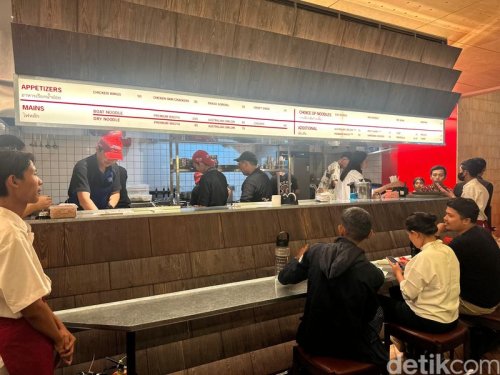   Terinspirasi menu boat noodle di Boston, Boat noodle topping daging ayam hingga wagyu, Paduan mie beras, kaldu gurih, dan topping wagyu nikmat, Chicken boat noodle dan dry noodle yang tak kalah sedap, Saap Thai: Slurpp! Boat Noodle Segar dengan Topping Wagyu Juicy