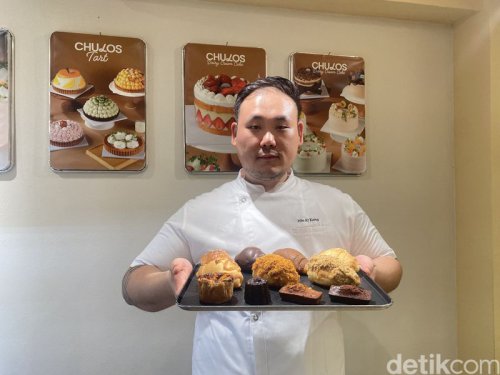 1. Bakery Korea nyempil di dalam gang, 2. Aneka roti dan cake Korea yang terjangkau, 3. Salt bread spesial laku 1000 buah, 4. Pistachio Strawberry cake dan Matcha Cheesecake yang tak kalah lezat, 5. Egg tart dan Milk Tea sebagai pelengkap, Chulos Bakehouse: Salt Bread Bikinan Chef Korea yang Bisa Laku 1.000 Buah