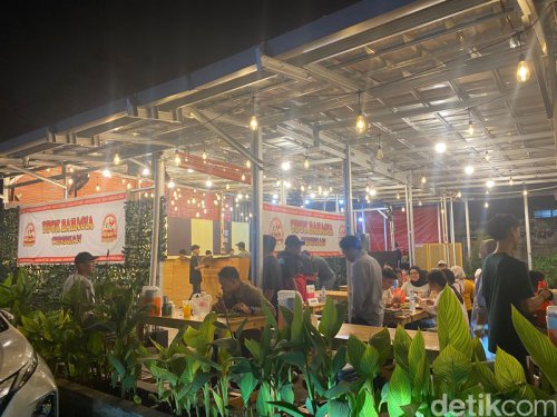, Buka 24 Jam, Ada Belasan Lauk, Tipe Nasi Uduk, Ayam Goreng Serundeng dan Lele Tepung Chili Oil, Kangkung Crispy hingga Kulit Cabe Garam yang Renyah, Uduk Bahagia: Nasi Uduk Lauk Ayam Goreng dan Lele Chili Oil yang Mantul
