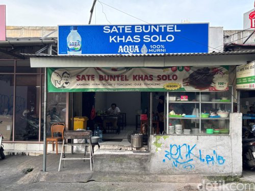 1. Dikelola oleh generasi ke-3, , 2. Dibakar pakai api arang, 3. Sate buntel yang lembut maknyus, 4. Tongseng buntel berkuah kental, 5. Nasi goreng kambing yang smokey, Sate Buntel khas Solo: Garing dan Lembut Sate Buntel Resep Warisan 3 Generasi