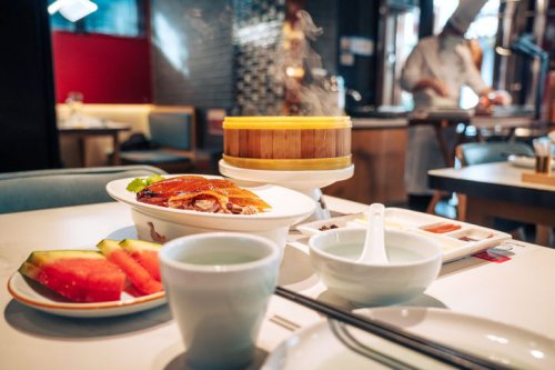 Kenapa di Resto China Selalu Ada Semangka Gratis untuk Pelanggan?