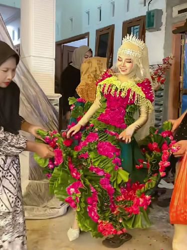 Unik! Pengantin Jember Ini Pakai Gaun Pernikahan dari Daun dan Bunga Asli