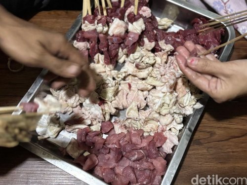 1. Hilangkan serat kambing dan presto, , 2. Campurkan jus nanas, 3. Bumbui dua kali, 4. Bakar dengan arang, 4 Tips Bikin Sate Kambing Empuk dan Tidak Bau dari Tukang Sate