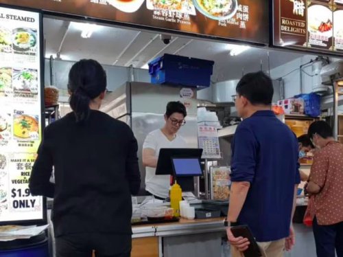 Aktor Tampan Kena 'Cancel' karena Skandal, Alih Profesi Jadi Pegawai Restoran
