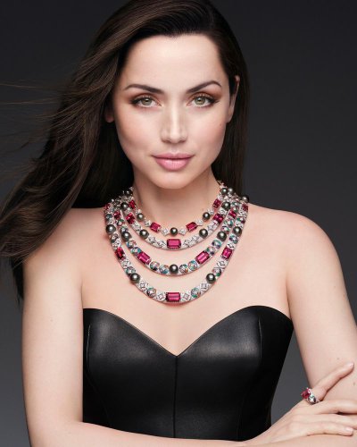 Kecantikan Ana de Armas yang Berkilau, Pakai Perhiasan Mewah Louis Vuitton