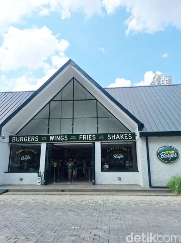 Santap Sajian Gourmet Burger di BMB Burger Serpong, Resto Nuansa Kabin