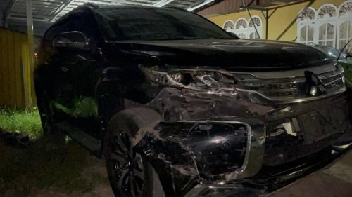 Pajero Sport di Showroom Dihantam Innova Tabrak Lari, Airbag Mengembang