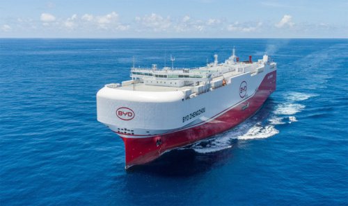 Perdana! Kapal Jumbo BYD Zhengzhou Pengangkut 7.000 Mobil Bersandar di Jakarta