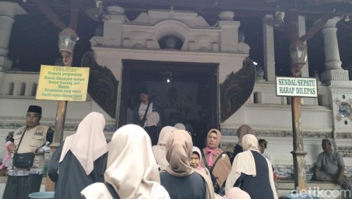 Wisata Religi di Cirebon: Singgah di Makam Para Wali