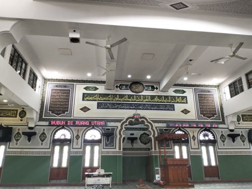 Pesona Masjid Agung Al-Azhar, Ruangnya Penuh Cahaya dan Jendela Besar