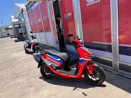 Luca Marini-Johann Zarco Wara-wiri Pakai Honda CUV e: di Paddock Sirkuit Mandalika
