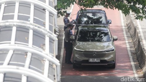 Kendaraan tanpa pelat nomor, Berkendara melawan arus, Pengendara motor tak menggunakan helm, Motor boncengan lebih dari 1, Menggunakan HP saat berkendara, Pengemudi melanggar marka jalan, Berkendara tidak menggunakan sabuk pengaman, Melanggar batas kecepatan, Berkendara di bawah umur, Menerobos Lampu Merah, Menerobos Jalur Busway, Kendaraan parkir tak pada tempatnya, Menggunakan knalpot brong, Kendaraan tidak sesuai spesifikasi kelengkapan berkendara, Operasi Patuh 2026 Mulai Hari Ini, Segini Dendanya Kalau Kena Tilang