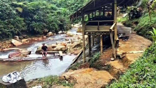 Kesegaran Tersembunyi di Kaki Gunung Salak