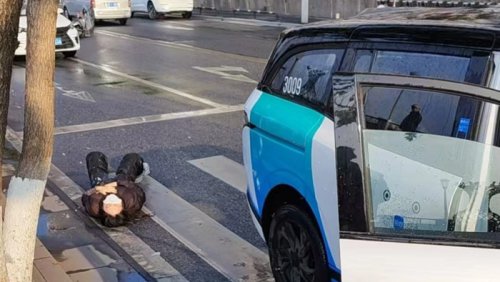 Ngeri! Taksi Otonom Tabrak Dua Pejalan Kaki, Ada yang Kejepit di Bawah Mobil