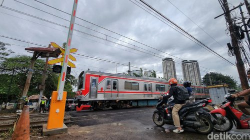 Cara Aman Lewat Perlintasan Kereta: Berhenti, Tengok Kiri-Kanan, Buka Kaca