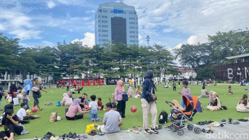 4 Spot Foto Favorit Wisatawan di Alun-alun Bandung
