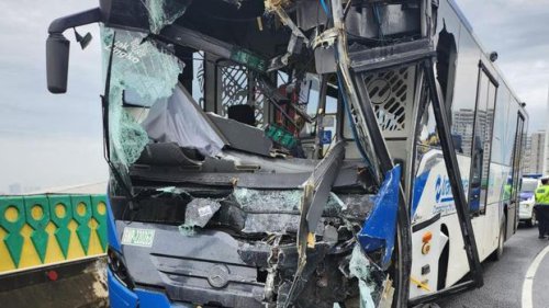 Pelajaran Insiden 'Adu Banteng' 2 Bus TJ di Jalur Langit Koridor 13