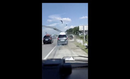 Viral Detik-detik Avanza Nabrak Guardrail, Besi Pembatas Nembus Bodi Mobil