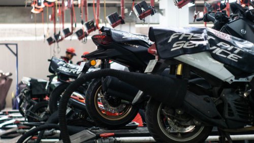 1. Oli Mesin, 2. Sistem Pengereman, 3. Sistem Kelistrikan dan Aki, 4. Busi, 5. Sistem Penggerak, 6. Suspensi Depan dan Belakang, 7. Ban Depan dan Belakang, 8. Filter Udara, Top 8+ Komponen Motor yang Perlu Diperiksa setelah Touring Jarak Jauh