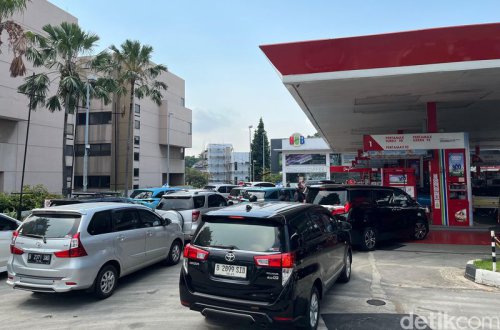 Antrean Kendaraan Mengular di SPBU Pertamina-Swasta, sampai Bikin Macet