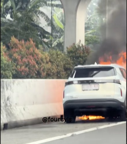 Mobil Chery Pakai Pelat Sementara Terbakar saat Dibawa ke Area Penyimpanan