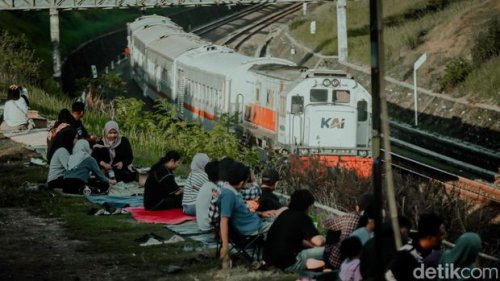 Saat Senja dan Kereta Berpadu dengan Sempurna di Jembatan Jogja