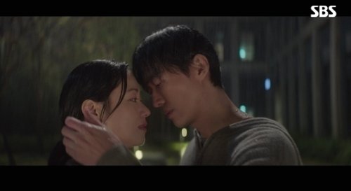 「私たちの映画」チョン・ヨビン、ナムグン・ミンと雨の中でキス【ネタバレあり】