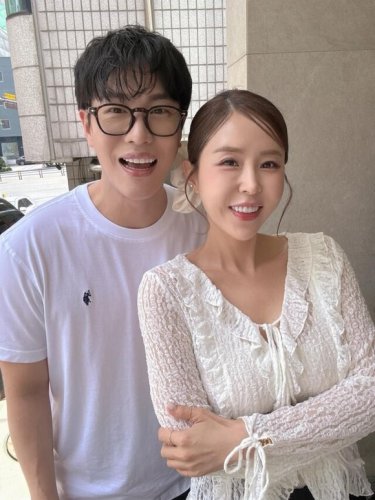 &ldquo;コヨーテ シンジの婚約者&rdquo;歌手ムンウォン、二股やいじめ疑惑も？様々な議論うけ謝罪・釈明