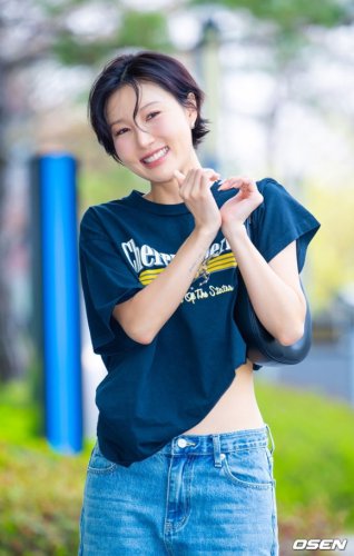 【PHOTO】MAMAMOO ファサ、ラジオ出演のため放送局へ&hellip;爽やかな笑顔