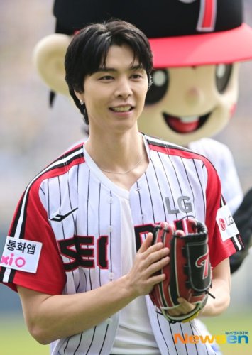【PHOTO】NCT ジャニー、始球式に登場&hellip;爽やかな笑顔で手を振って挨拶
