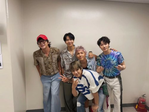 イ・スンギ＆チャン・グンソク、親友イ・ホンギを応援！FTISLANDのコンサートを観覧