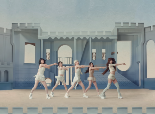 ITZY、タイトル曲「Motto」MV公開&hellip;童話の世界を連想させる幻想的なビジュアル