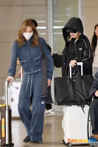 【PHOTO】BLACKPINK リサ＆ロゼ、ファッションショーを終えてフランスから帰国（動画あり）