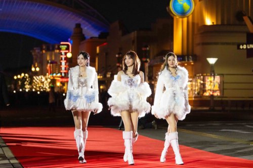 TWICEのユニットMISAMO、真っ白な衣装でUSJに初登場！キャラクターと一緒に一夜限りのパフォーマンスも