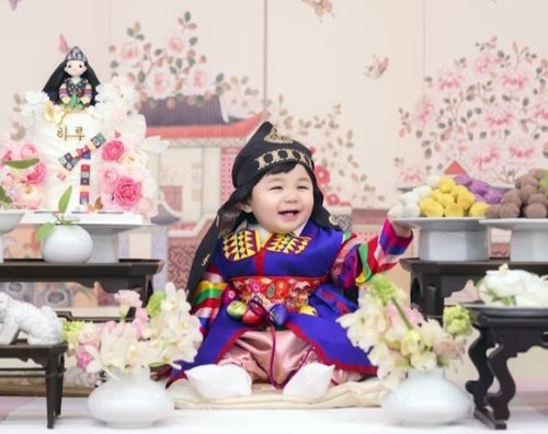 シム・ヒョンタクの息子ハルくん、1歳の誕生日をお祝い！可愛らしい韓服姿が話題に
