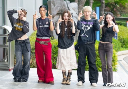 【PHOTO】ALLDAY PROJECT、ラジオ出演のため放送局へ&hellip;5人揃ってポーズ