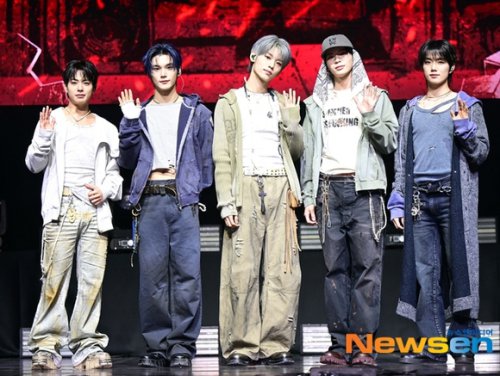 【PHOTO】&ldquo;5人体制でカムバック&rdquo;EVNNE、1stシングル「Backtalk」発売記念ショーケースを開催