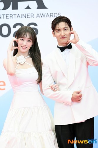 【PHOTO】東方神起 チャンミン＆イ・ソンギョン「ASEA 2026」2日目のレッドカーペットに登場