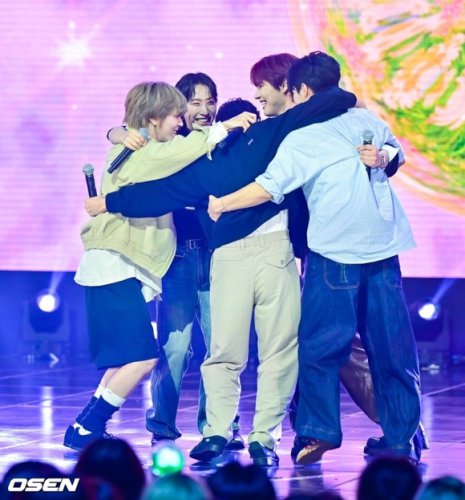 【PHOTO】ONEWE、7年越しの悲願&hellip;10/15放送の「SHOW CHAMPION」でデビュー後初の1位を獲得！