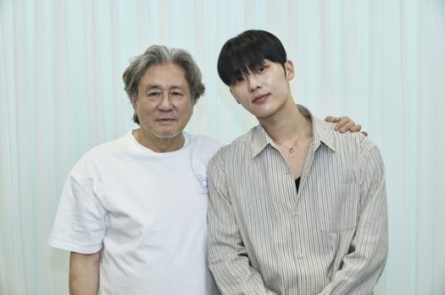 チェ・ミンシク＆チェ・ヒョヌク「最後列の少年」で師弟役に！執念渦巻く知的サスペンス