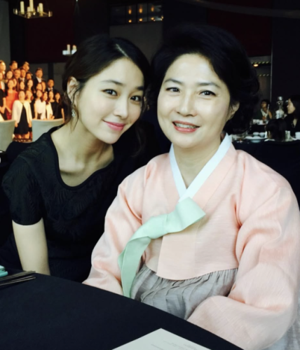 イ・ミンジョン、美人母とのツーショットが話題&hellip;今は亡き姉に関するエピソードも告白（動画あり）