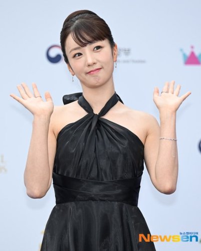 Apink ユン・ボミ、結婚と同時に「私はSOLO、その後愛は続く」MCを卒業